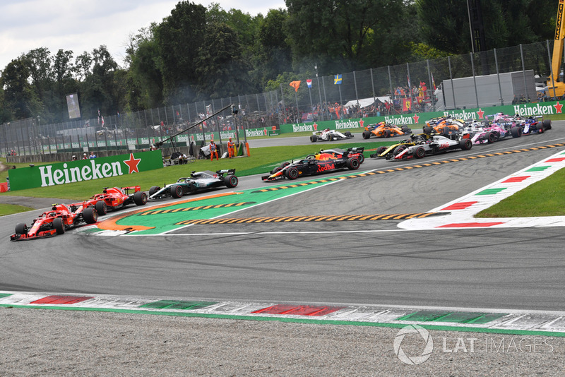 Kimi Raikkonen, Ferrari SF71H lidera Sebastian Vettel, Ferrari SF71H y Lewis Hamilton, Mercedes AMG F1 W09 al comienzo de la carrera