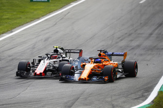 Kevin Magnussen, Haas F1 Team VF-18, e Fernando Alonso, McLaren MCL33, vanno ruota a ruota