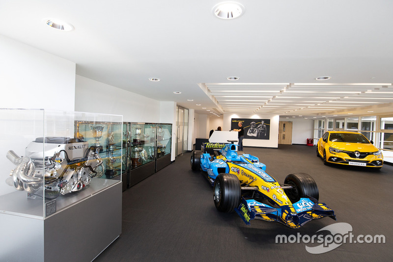 Salle d'exposition, Renault R24