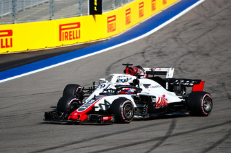Romain Grosjean, Haas F1 Team VF-18, en lutte avec Marcus Ericsson, Sauber C37