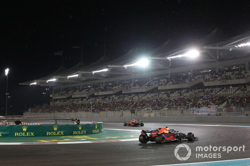 Max Verstappen, Red Bull Racing RB14, sotto la pioggia