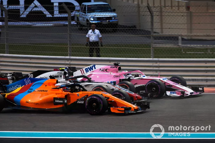 Sergio Perez, Racing Point Force India VJM11, Kevin Magnussen, Haas F1 Team VF-18, y Fernando Alonso, McLaren MCL33