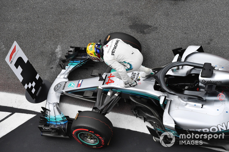 Lewis Hamilton, Mercedes AMG F1 fête sa pole position dans le Parc Fermé