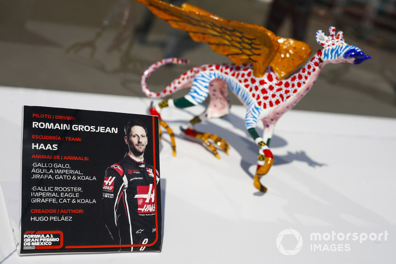 La table de Romain Grosjean pour la séance d'autographes