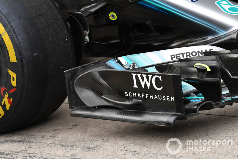 Sayap depan Mercedes W09 yang menampilkan desain endplate unik dengan lengkungan yang membentuk tambahan flap horizontal.