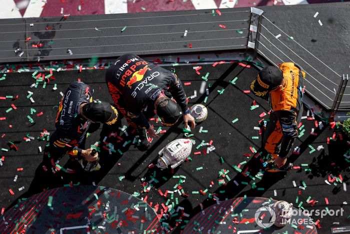 Sergio Pérez, Red Bull Racing, 3ª posición, Max Verstappen, Red Bull Racing, 1ª posición, Lando Norris, McLaren, 2ª posición, en el podio.