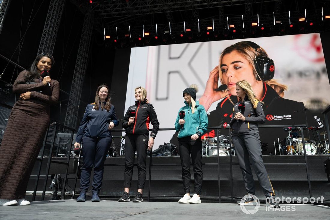 Na scenie Hannah Schmitz, główny inżynier ds. strategii w Red Bull Racing, z Faith Atack-Martin, trenerem wydajności i fizjoterapeutą zespołu w Haas F1 Team, wraz z Jessicą Hawkins, szefową Akademii F1 i ambasadorem kierowców w Aston Martin F1 Team, Steph