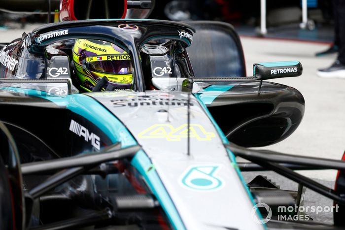 Lewis Hamilton, Mercedes F1 W15, en boxes 
