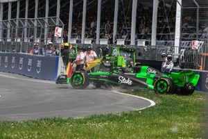 Zhou Guanyu, Stake F1 Team Kick Sauber C44, en la hierba tras caerse en la sesión