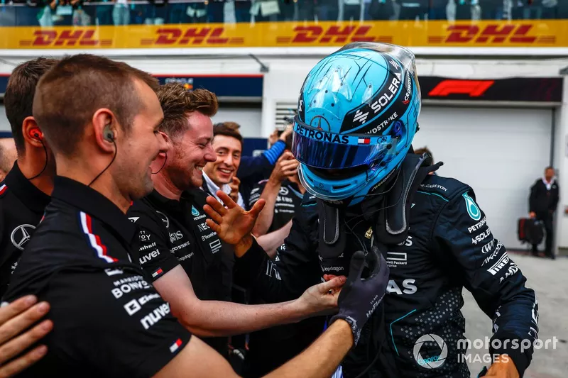 George Russell, de l'écurie Mercedes-AMG F1 Team, fête la pole position au Parc Ferme. 