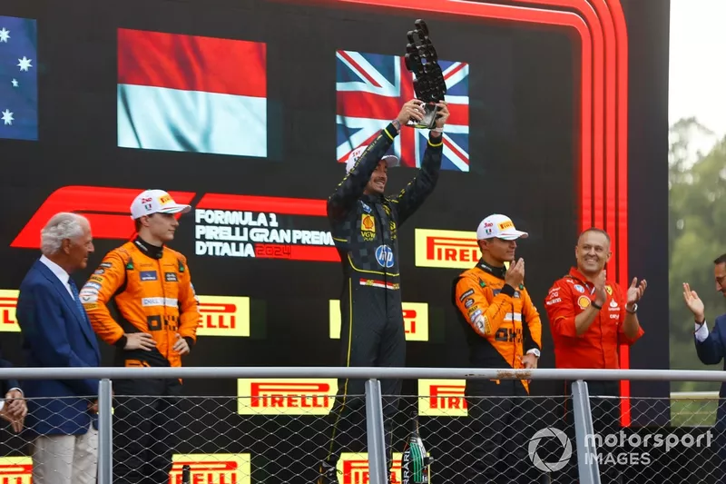 Charles Leclerc, Scuderia Ferrari, 1ère position, soulève le trophée des vainqueurs