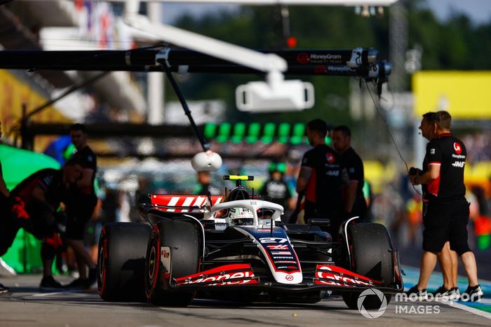 Nico Hulkenberg, Haas VF-24, en boxes