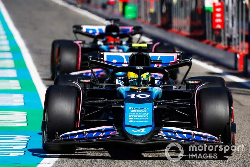 Pierre Gasly, Alpine A524, Esteban Ocon, Alpine A524, sort de la voie des stands