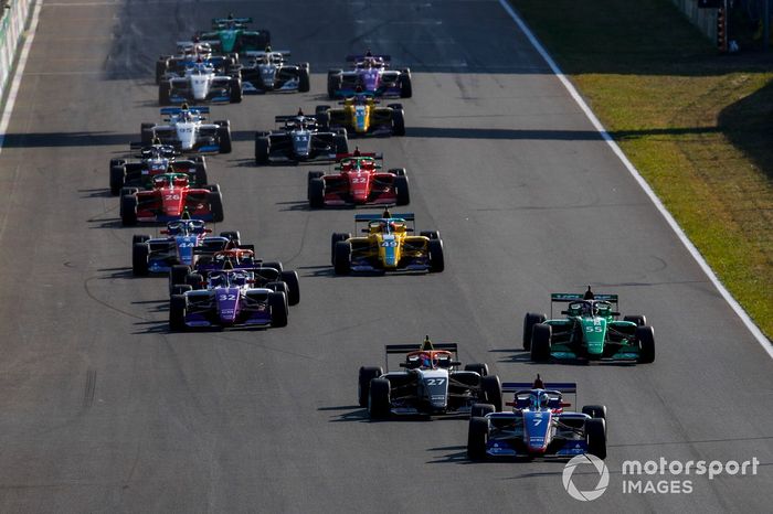 Emma Kimilainen,  Alice Powell y Jamie Chadwick al inicio