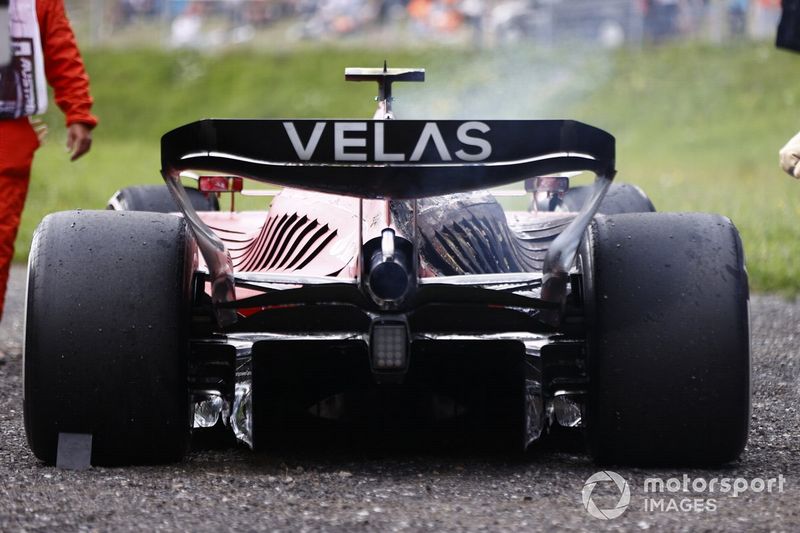 El coche quemado de Carlos Sainz, Ferrari F1-75, tras un incendio que provoca su retirada