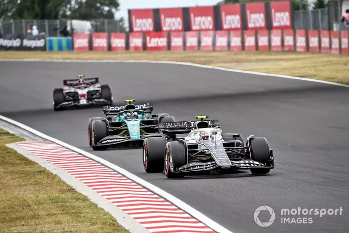Yuki Tsunoda, AlphaTauri AT03, Sebastian Vettel, Aston Martin AMR22