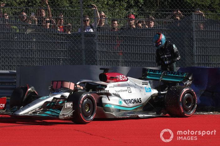 George Russell, Mercedes W13, inspecciona los daños de su coche tras su choque en la Q3