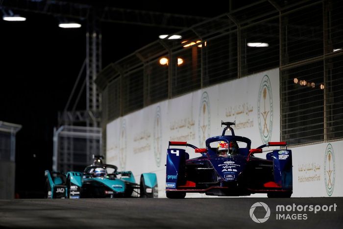 Robin Frijns, Envision Virgin Racing, Audi e-tron FE07, por delante de Sam Bird, Panasonic Jaguar Racing, Jaguar I-Type 5 