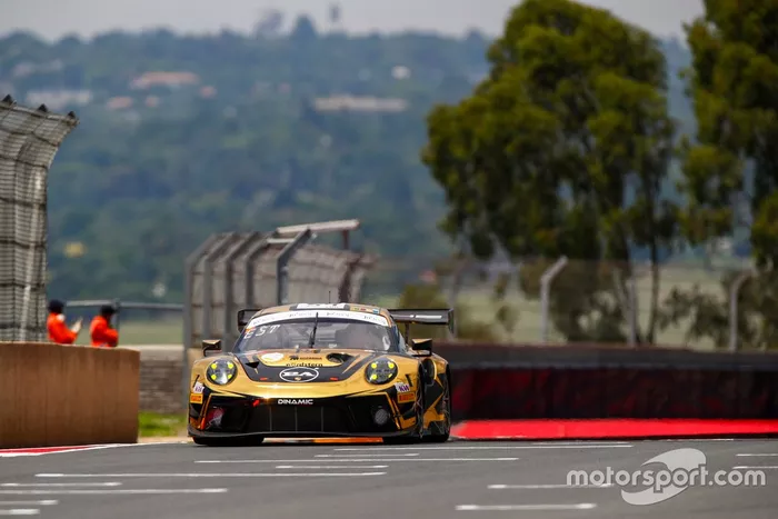 #54 Dinamic Motorsport Porsche 911 GT3 R: Laurens Vanthoor, Earl Bamber, Kevin Estre