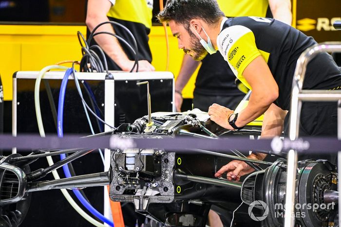 Un mecánico de Renault F1 trabaja en el garage. 