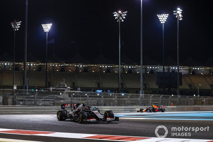 Kevin Magnussen, Haas VF-20, Alex Albon, Red Bull Racing RB16