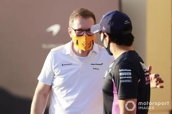 Andreas Seidl, director del equipo, McLaren y Sergio Pérez, Racing Point. 