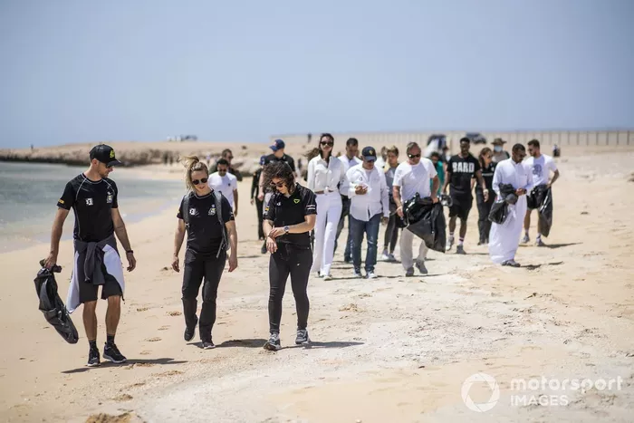 Jenson Button, JBXE Extreme-E Team, Mikaela Ahlin-Kottulinsky, JBXE Extreme-E Team, y Jamie Chadwick, Veloce Racing, en la playa que limpiaron