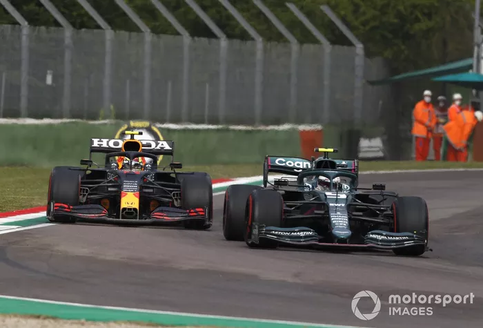 Sebastian Vettel, Aston Martin AMR21, Sergio Pérez, Red Bull Racing RB16B