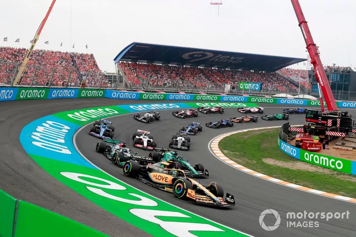 Daniel Ricciardo, McLaren MCL36, Lance Stroll, Aston Martin AMR22, George Russell, Mercedes W13, Mick Schumacher, Haas VF-22, el resto en la primera vuelta