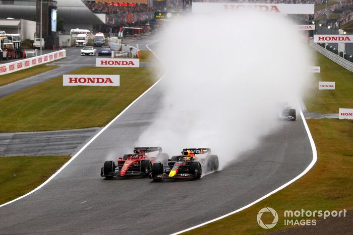 Max Verstappen, Red Bull Racing RB18, Charles Leclerc, Ferrari F1-75, luchan por el liderato en la salida