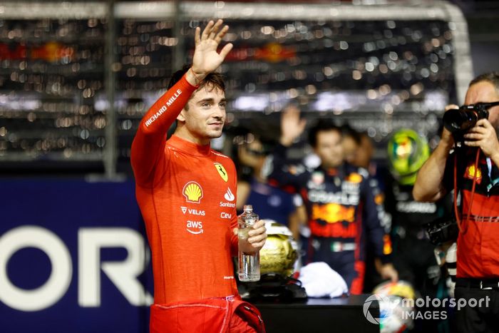 Ganador de la pole, Charles Leclerc, de Ferrari, celebra en el Parc Ferme