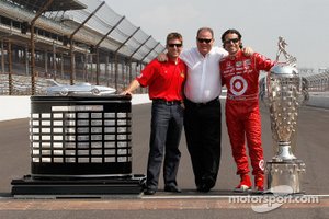 Chip Ganassi con trofeos Indy 500, Brickyard 400 y Daytona 500