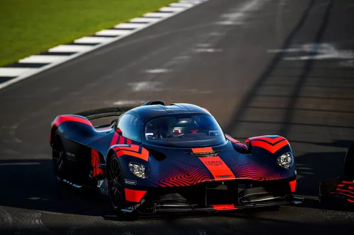 Max Verstappen y Alexander Albon, pilotos de Red Bull Racing, disfrutan del Red Bull Racing Aston Martin Valkyrie