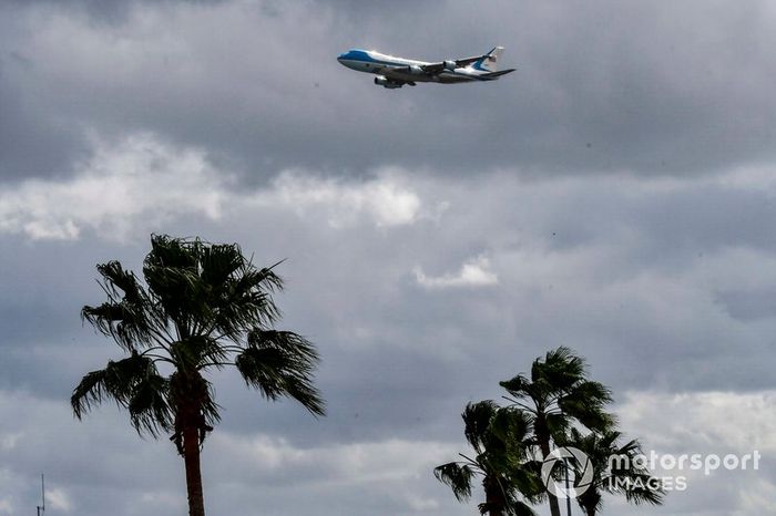El Air Force One llega a Daytona con el Presidente Donald Trump.