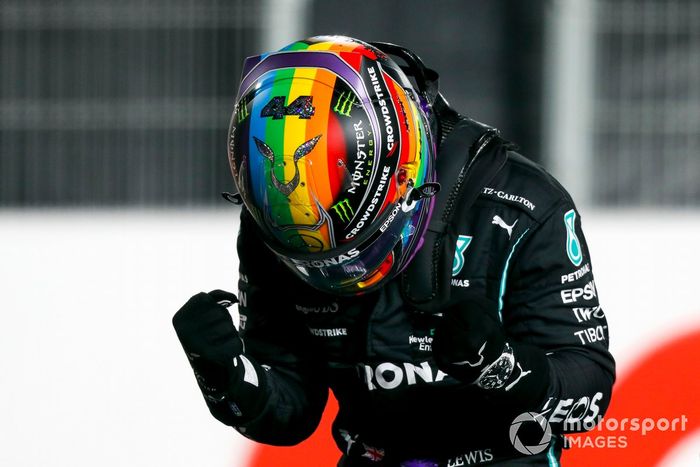 Ganador de la pole position Lewis Hamilton, Mercedes, celebra