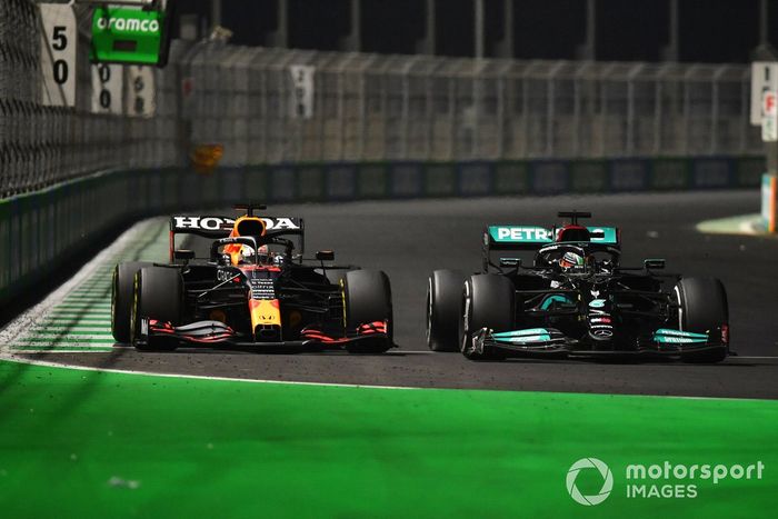 Max Verstappen, Red Bull Racing RB16B, lucha con Lewis Hamilton, Mercedes W12