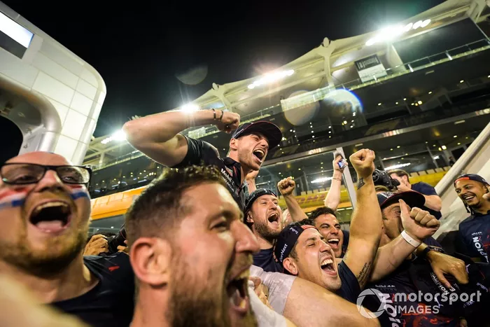 Max Verstappen, Red Bull Racing, el equipo Red Bull celebra la victoria en el Campeonato