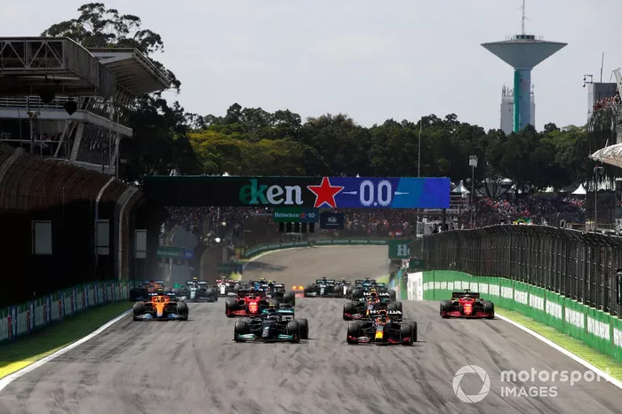 Max Verstappen, Red Bull Racing RB16B, Valtteri Bottas, Mercedes W12, Sergio Pérez, Red Bull Racing RB16B, Charles Leclerc, Ferrari SF21, Carlos Sainz Jr., Ferrari SF21, y el resto del pelotón en la salida