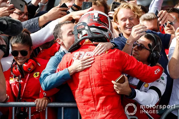Race winner Charles Leclerc, Ferrari, festeggia con il suo manager Nicolas Todt in Parc Ferme