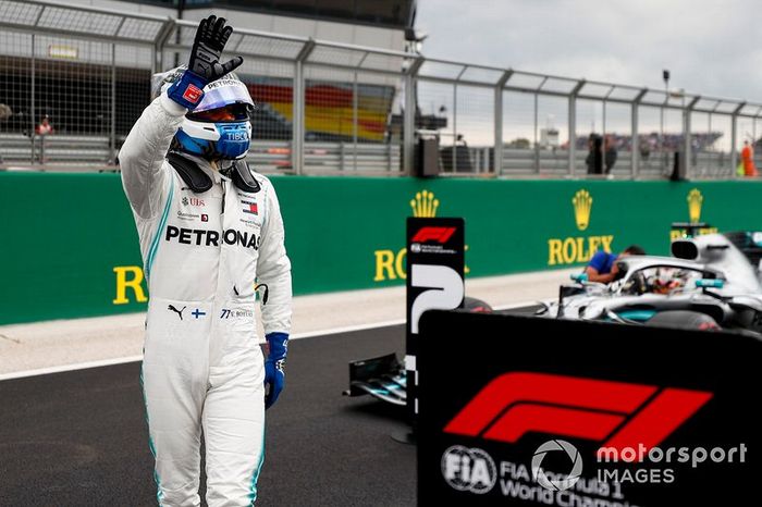 Ganador de la pole Valtteri Bottas, Mercedes AMG F1 celebra en Parc Ferme 