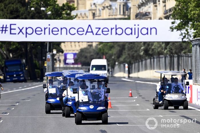 Michael Masi, director de carrera inspeccionando la pista