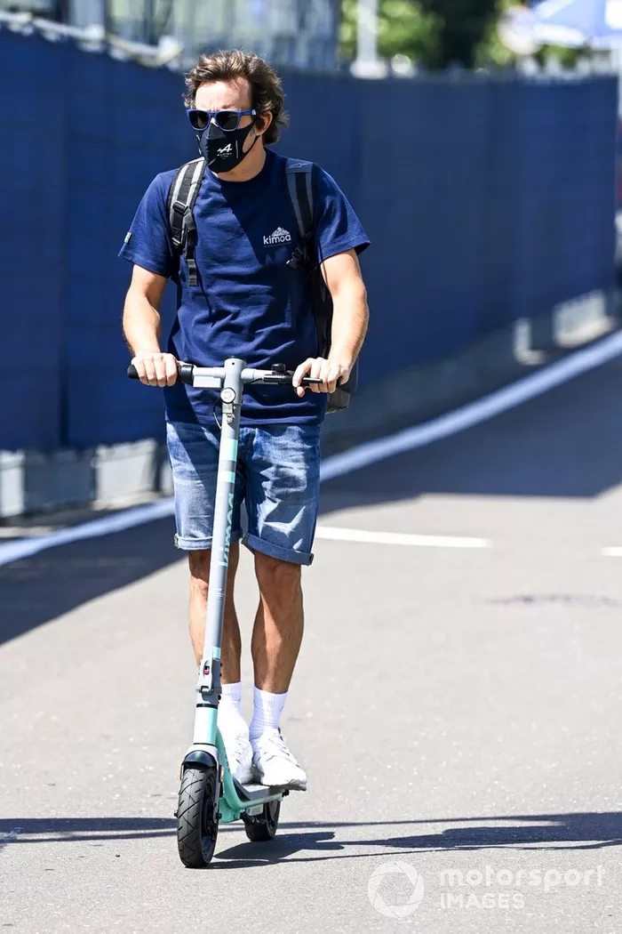 Fernando Alonso, Alpine F1, en un patinete