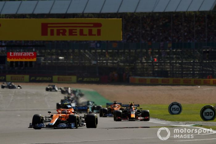 Lando Norris, McLaren MCL35M, Sergio Pérez, Red Bull Racing RB16B