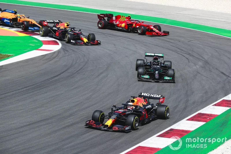 Max Verstappen, Red Bull Racing RB16B, Lewis Hamilton, Mercedes W12, Sergio Perez, Red Bull Racing RB16B, Carlos Sainz Jr., Ferrari SF21, e Lando Norris, McLaren MCL35M