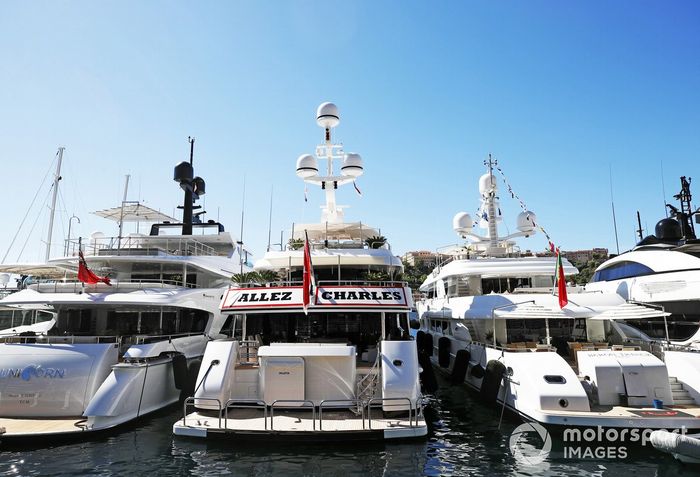 Pancarta de apoyo en un yate a Charles Leclerc, Ferrari