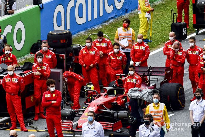 El equipo Ferrari en la parrilla antes de la salida 