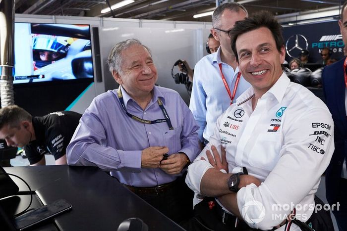 Jean Todt, Presidente de la FIA con Toto Wolff, Director Ejecutivo (Negocios) de Mercedes AMG, en el garaje de Mercedes