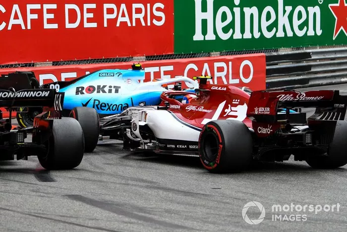 Robert Kubica, Williams FW4 gira después del contacto y bloquea la pista por delante de Antonio Giovinazzi, Alfa Romeo Racing C38, y Charles Leclerc, Ferrari SF90