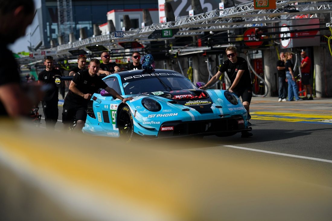 #92 Manthey 1st Phorm Porsche 911 GT3 R LMGT3