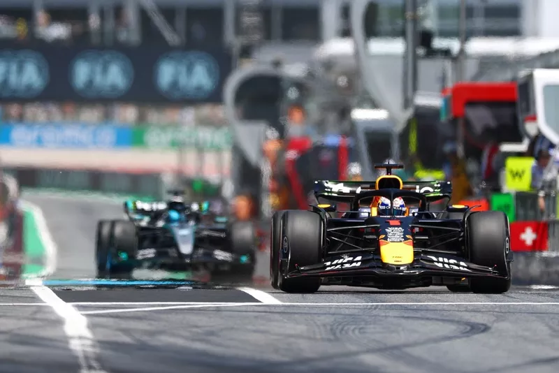 Max Verstappen, Red Bull Racing, George Russell, Mercedes